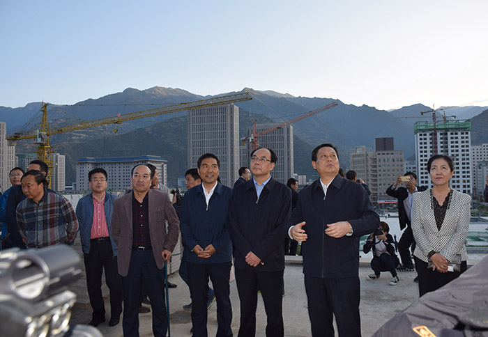 全國、省市政協(xié)委員體驗蘭渝鐵路、視察階州廣場