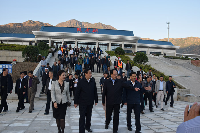 全國、省市政協(xié)委員體驗蘭渝鐵路、視察階州廣場