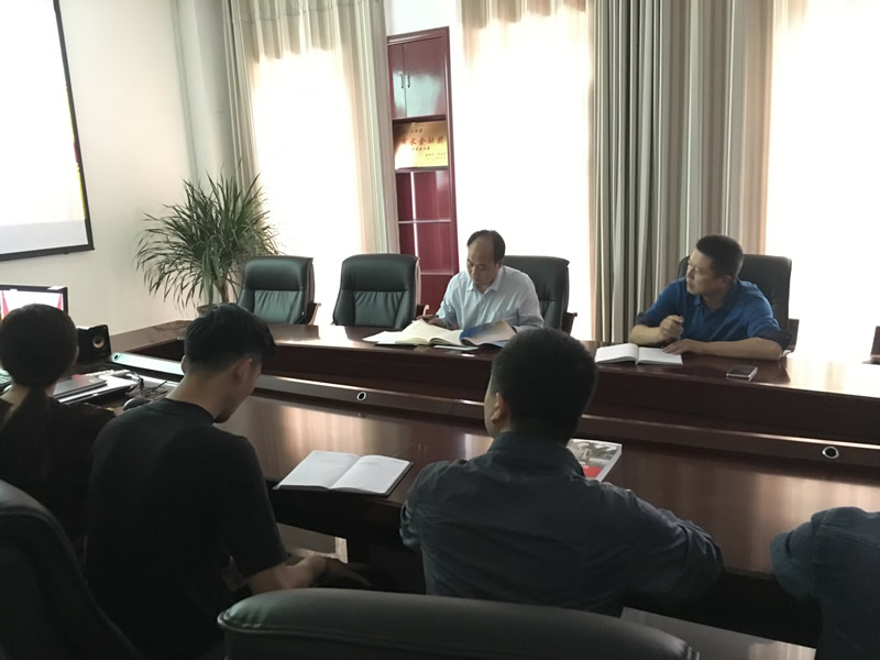 市龍江城鄉(xiāng)發(fā)展集團(tuán)公司集體學(xué)習(xí)《習(xí)近平的七年知青歲月》并觀看《巡視利劍》專(zhuān)題片