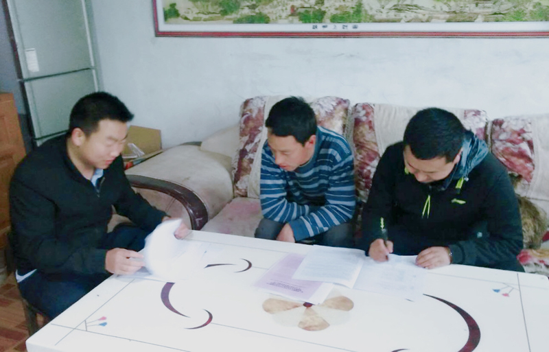 市龍江城鄉(xiāng)發(fā)展集團(tuán)公司深入幫扶村完善落實“一戶一策”精準(zhǔn)脫貧計劃