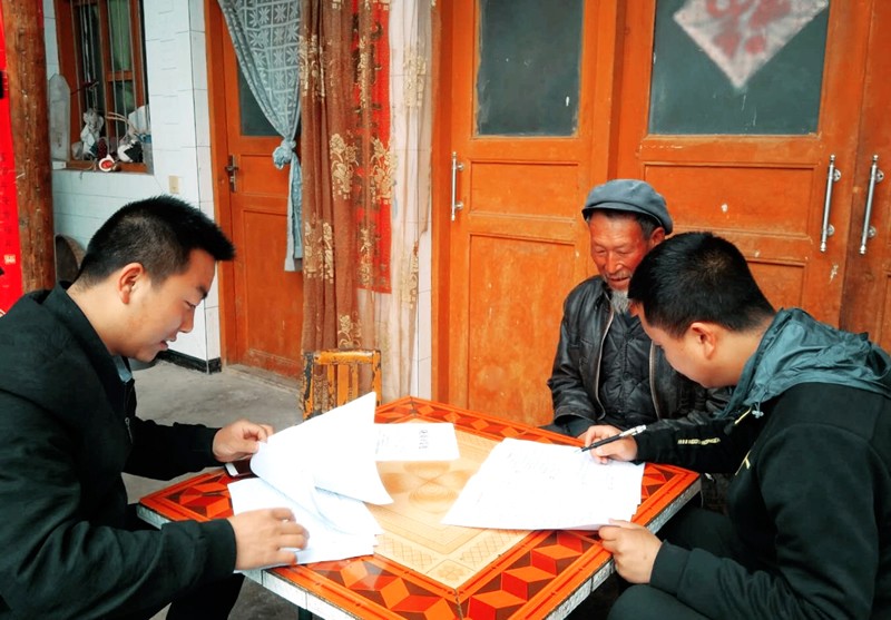 市龍江城鄉(xiāng)發(fā)展集團(tuán)公司深入幫扶村完善落實“一戶一策”精準(zhǔn)脫貧計劃