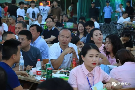 好嗨喲！隴南第一屆青島啤酒節(jié)開(kāi)幕啦，為期8天