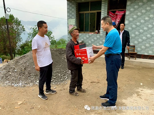 市龍江城鄉(xiāng)發(fā)展集團(tuán)在橋頭鎮(zhèn)安子坡村積極開展幫扶主題實踐活動