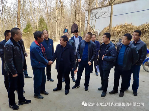 市龍江集團(tuán)在文縣橋頭鎮(zhèn)安子坡村開(kāi)展“解難題、辦實(shí)事、送溫暖”活動(dòng)