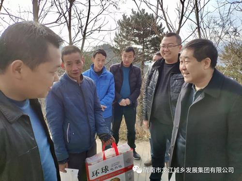 市龍江集團(tuán)在文縣橋頭鎮(zhèn)安子坡村開(kāi)展“解難題、辦實(shí)事、送溫暖”活動(dòng)