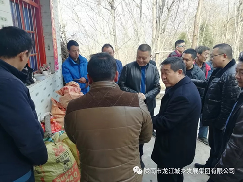 市龍江集團(tuán)在文縣橋頭鎮(zhèn)安子坡村開(kāi)展“解難題、辦實(shí)事、送溫暖”活動(dòng)