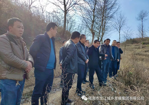 市龍江集團(tuán)在文縣橋頭鎮(zhèn)安子坡村開(kāi)展“解難題、辦實(shí)事、送溫暖”活動(dòng)